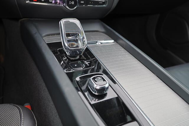 Volvo V60 B3 Plus Dark - IntelliSafe Assist & Surround - Parkeercamera achter - Verwarmde voorstoelen, stuur & achterbank - Parkeersensoren voor & achter - Elektr. bedienb. voorstoelen met geheugen - Draadloze tel. lader - High Performance audio - 18' LMV