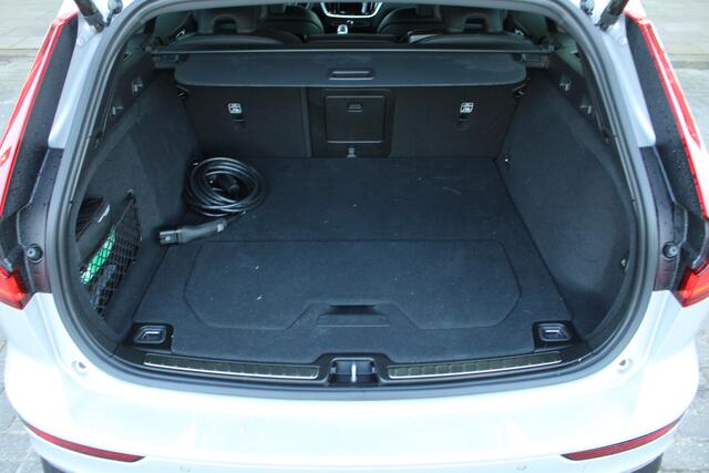 Volvo V60 T6 Automaat Plug-in hybrid AWD Plus Dark | Trekhaak | H&K Audio | 360 Camera | Verw. Stoelen & Achterbank | Keyless |