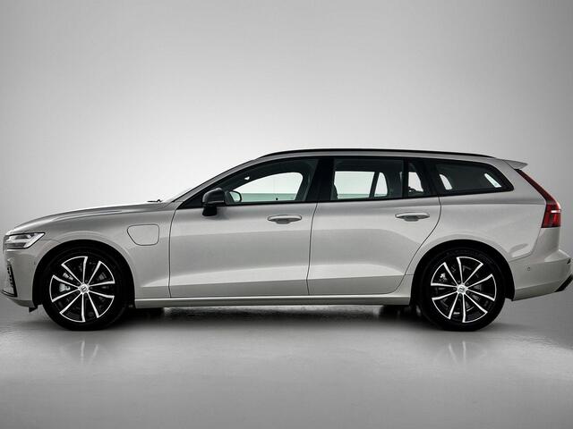 Volvo V60 T6 Recharge AWD Plus Dark - IntelliSafe Assist & Surround - 360º Camera - Harman/Kardon audio - Verwarmde voorstoelen, stuur & achterbank - Parkeersensoren voor & achter - Elektr. bedienb. voorstoelen met geheugen - Elektr. inklapbare trekhaak - 18' LMV