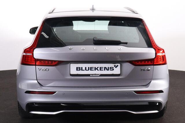 Volvo V60 T6 Recharge AWD Plus Dark - IntelliSafe Assist & Surround - 360º Camera - Harman/Kardon audio - Verwarmde voorstoelen, stuur & achterbank - Parkeersensoren voor & achter - Elektr. bedienb. voorstoelen met geheugen - Elektr. inklapbare trekhaak - 18' LMV