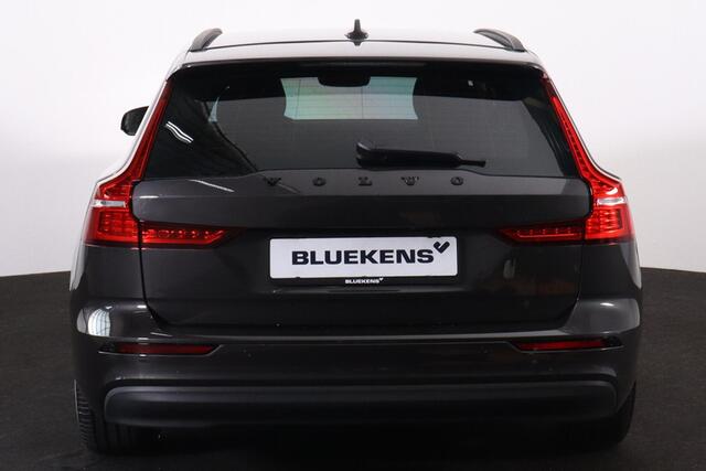 Volvo V60 B4 Essential Edition - IntelliSafe Assist & Surround - Parkeercamera achter - Verwarmde voorstoelen, stuur & achterbank - Parkeersensoren achter - Draadloze tel. lader - Extra getint glas - 17' LMV