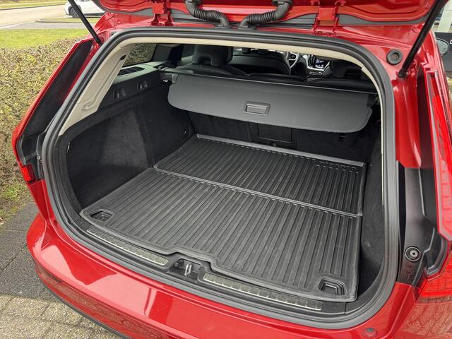 Volvo V60 2.0 B3 Momentum met Winterwielen, BTW-Auto, Origineel Nederlands, Wegklapbare Trekhaak, Lederen Bekleding, Enz...