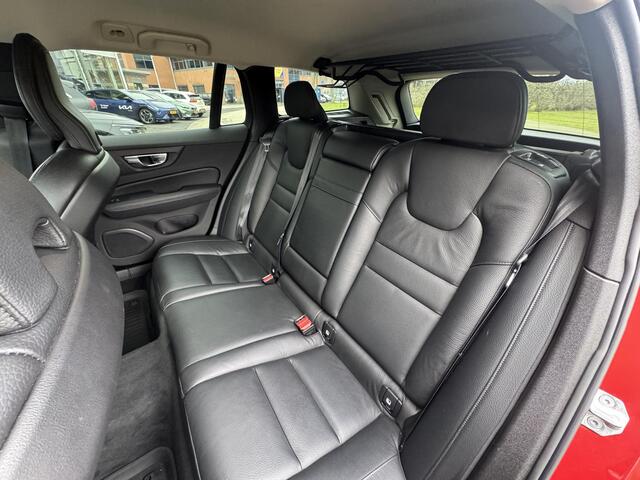 Volvo V60 2.0 B3 Momentum met Winterwielen, BTW-Auto, Origineel Nederlands, Wegklapbare Trekhaak, Lederen Bekleding, Enz...
