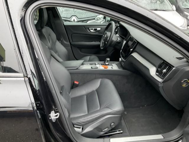 Volvo V60 2.0 B3 Essential Edition | Sport Pack | 19" Black Edition Velgen | Leder | Adaptieve Cruise Control | Stoelverwarming | Park Assist |