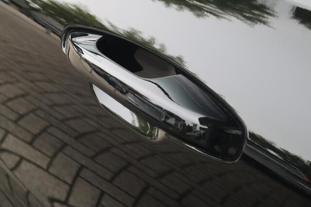 Volvo V60 2.0 T6 Plug-in hybrid AWD Plus Dark | 360* Camera| Harman Kardon audiosysteem| Stoelverwarming voor + achter| Stuurwielverwarming| Verwarmbare voorruit| Semi- elektrisch inklapbare trekhaak|