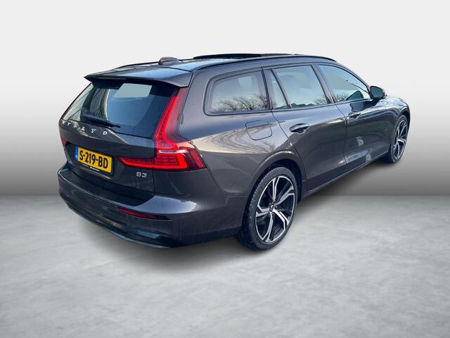 Volvo V60 2.0 B3 Plus Dark | Panoramadak | Lichtmetalen velgen 19 inch | Sportstoelen | Stoelverwarming | Apple Carplay | Android Auto | Trekhaak Wegklapbaar | Achteruitrijcamera