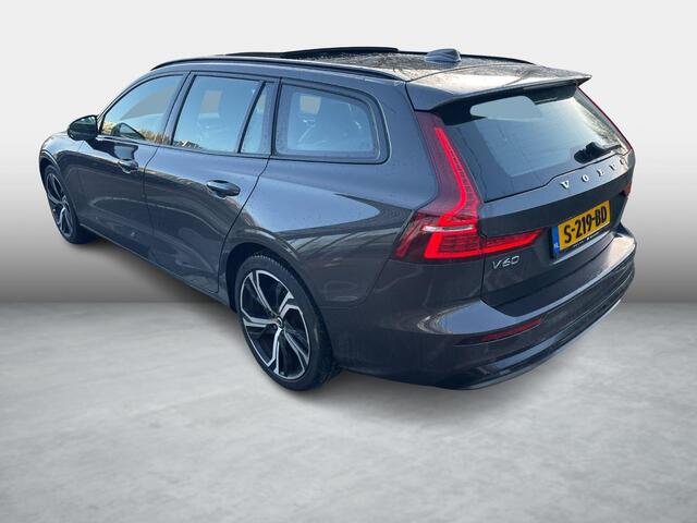 Volvo V60 2.0 B3 Plus Dark | Panoramadak | Lichtmetalen velgen 19 inch | Sportstoelen | Stoelverwarming | Apple Carplay | Android Auto | Trekhaak Wegklapbaar | Achteruitrijcamera