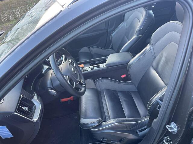 Volvo V60 2.0 B3 Plus Dark | Panoramadak | Lichtmetalen velgen 19 inch | Sportstoelen | Stoelverwarming | Apple Carplay | Android Auto | Trekhaak Wegklapbaar | Achteruitrijcamera