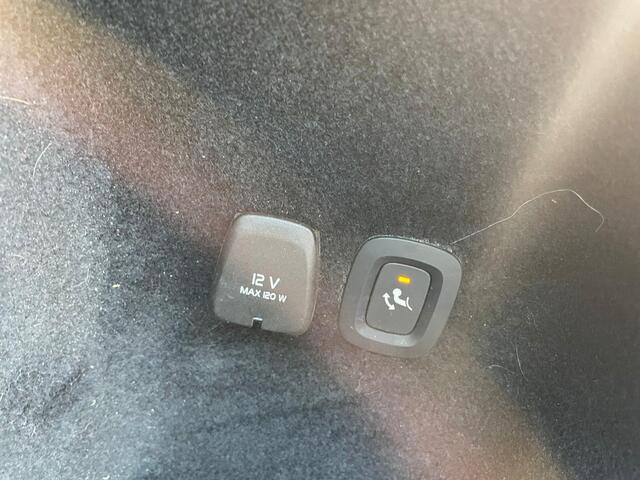 Volvo V60 2.0 B3 Plus Dark | Panoramadak | Lichtmetalen velgen 19 inch | Sportstoelen | Stoelverwarming | Apple Carplay | Android Auto | Trekhaak Wegklapbaar | Achteruitrijcamera