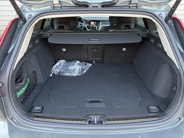 Volvo V60 T6 Plug-in hybrid AWD Ultra Dark / Gratis Lounge Pack twv ¤ 3995 / Audio B&W / stoel ventilatie voor / 360 Camera /