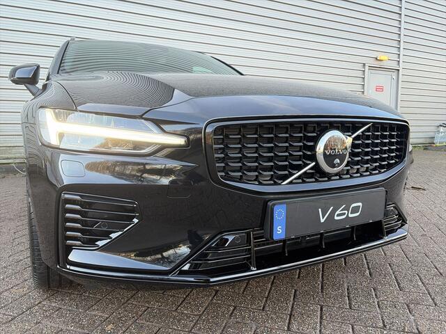 Volvo V60 2.0 T8 Plug-in hybrid AWD Ultra Perf. Ed. Dark / Nieuw uit voorraad / Head-up display / 19" Glossy Black Diamond / 360 Camera /