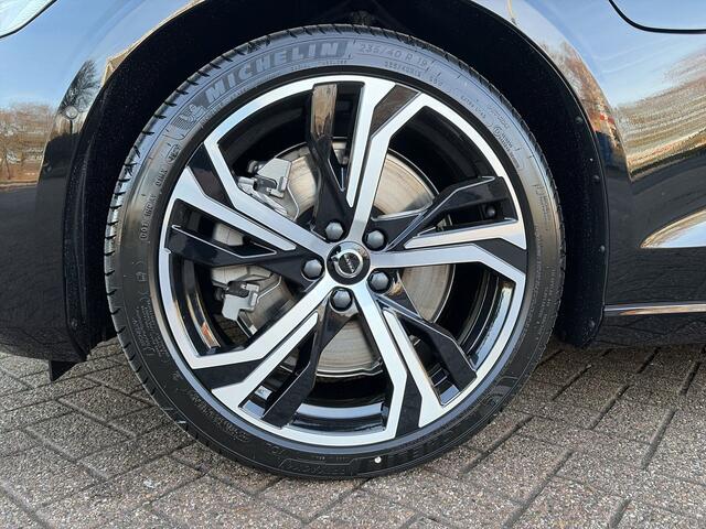 Volvo V60 2.0 T8 Plug-in hybrid AWD Ultra Perf. Ed. Dark / Nieuw uit voorraad / Head-up display / 19" Glossy Black Diamond / 360 Camera /