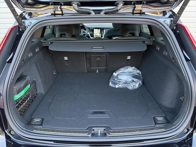 Volvo V60 2.0 T8 Plug-in hybrid AWD Ultra Perf. Ed. Dark / Nieuw uit voorraad / Head-up display / 19" Glossy Black Diamond / 360 Camera /