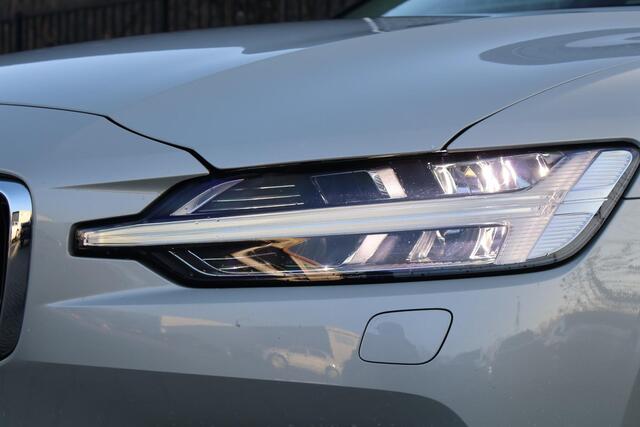 Volvo V60 2.0 T4 Momentum Pro | Adaptieve Cruise Control | Standkachel | Trekhaak | Stoel- en stuurverwarming | Actieve LED koplampen | Lederen bekleding | Achterbankverwarming | Dode hoek detectie BLIS |