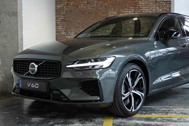 Volvo V60 T8 Plug-in hybrid AWD Ultra Dark | Bowers & Wilkins Audio | Nappa Leder met Ventilatie & Massage | Head-Up Display | Schuif/Kantel-Panoramadak | 360º Visual Park Camera | 19" Lichtmetalen Wielen