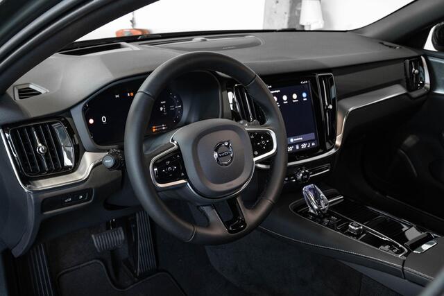 Volvo V60 T8 Plug-in hybrid AWD Plus Dark | Harman Kardon Premium Audio | 360° Parkeercamera | Parkeersensoren voor en achter | Google Infotainment | Nappa Lederenbekleding | Panoramadak | Parkeerverwarming | Head-Up Display | 19" 5-Spaaks Black / Diamond Cut velge