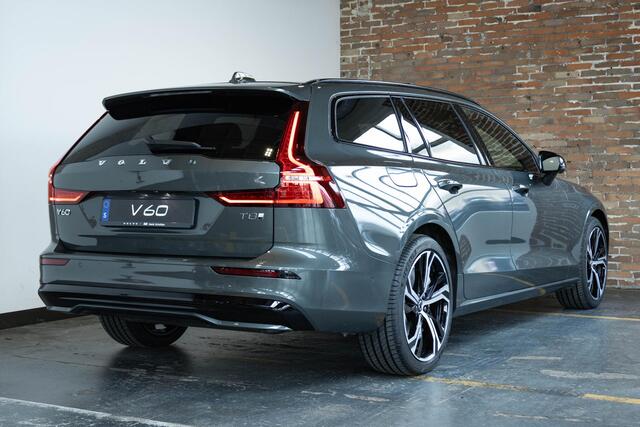 Volvo V60 T8 Plug-in hybrid AWD Plus Dark | Harman Kardon Premium Audio | 360° Parkeercamera | Parkeersensoren voor en achter | Google Infotainment | Nappa Lederenbekleding | Panoramadak | Parkeerverwarming | Head-Up Display | 19" 5-Spaaks Black / Diamond Cut velge