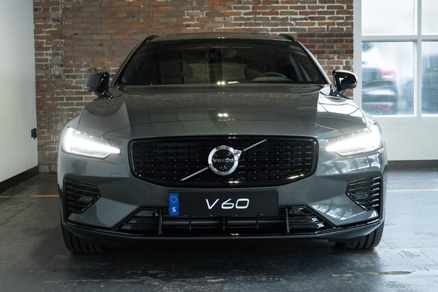 Volvo V60 T8 Plug-in hybrid AWD Plus Dark | Harman Kardon Premium Audio | 360° Parkeercamera | Parkeersensoren voor en achter | Google Infotainment | Nappa Lederenbekleding | Panoramadak | Parkeerverwarming | Head-Up Display | 19" 5-Spaaks Black / Diamond Cut velge