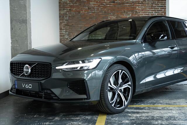 Volvo V60 T8 Plug-in hybrid AWD Plus Dark | Harman Kardon Premium Audio | 360° Parkeercamera | Parkeersensoren voor en achter | Google Infotainment | Nappa Lederenbekleding | Panoramadak | Parkeerverwarming | Head-Up Display | 19" 5-Spaaks Black / Diamond Cut velge