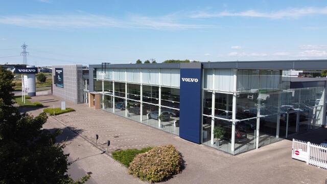 Volvo V60 T4 Nordic Plus Sport - Parkeerverwarming - Elektr. verstelbare bestuurdersstoel met geheugen - Stoelverwarming voor & achter - Verwarmbaar stuurwiel - High Performance Audio - Parkeersensoren voor & achter - Getint glas v.a. de B-stijl - City Safety