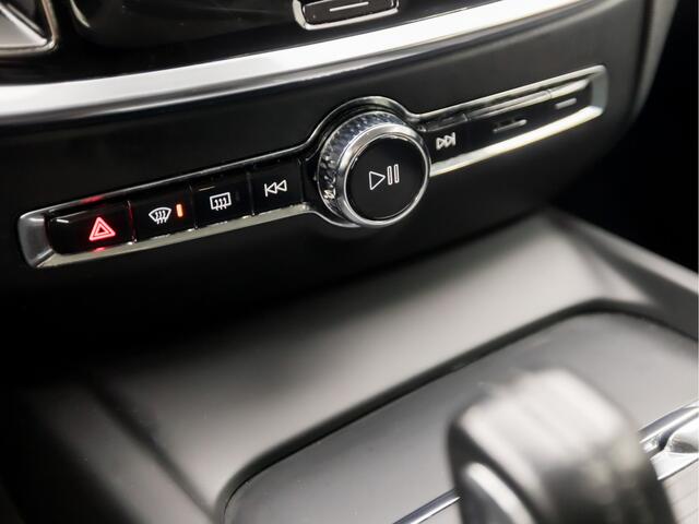 Volvo V60 2.0 B3 Momentum Sport 177Pk Automaat (APPLE CARPLAY, GROOT NAVI, PARKEERSENSOREN, SPORTSTOELEN, DAKRAILS ZWART, LED KOPLAMPEN, NIEUWE APK, NIEUWSTAAT)