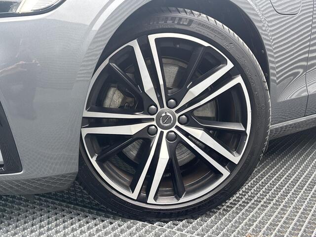 Volvo V60 2.0 T8 Recharge AWD R-Design PHEV, Automaat, Panoramadak, Head-up display, Driver assist, BLIS, Gelaagde- en getinte ramen, Stoelverwarming, Stuurverwarming, Trekhaak semi elektrisch, Harman Kardon audio