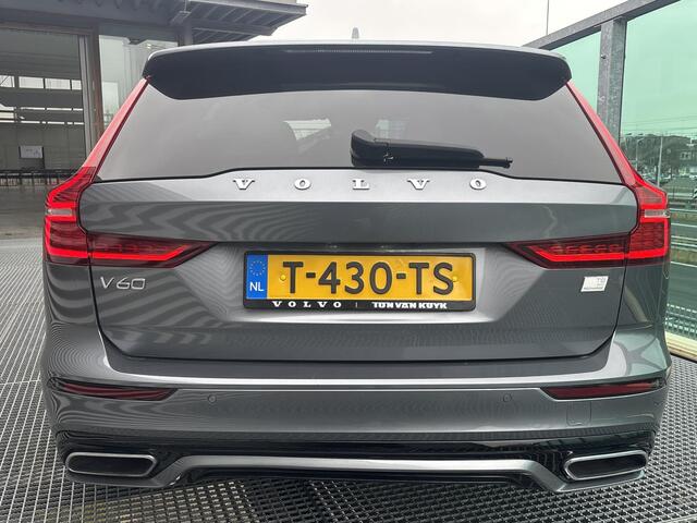 Volvo V60 2.0 T8 Recharge AWD R-Design PHEV, Automaat, Panoramadak, Head-up display, Driver assist, BLIS, Gelaagde- en getinte ramen, Stoelverwarming, Stuurverwarming, Trekhaak semi elektrisch, Harman Kardon audio