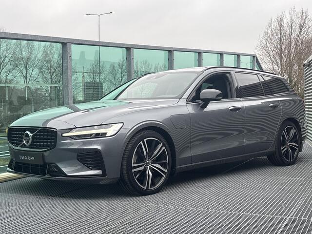 Volvo V60 2.0 T8 Recharge AWD R-Design PHEV, Automaat, Panoramadak, Head-up display, Driver assist, BLIS, Gelaagde- en getinte ramen, Stoelverwarming, Stuurverwarming, Trekhaak semi elektrisch, Harman Kardon audio