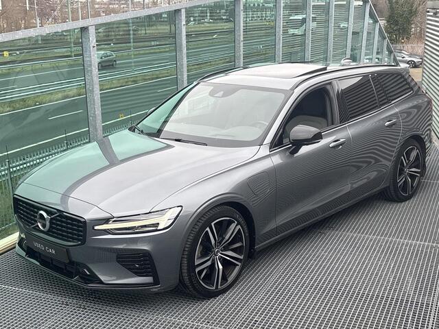 Volvo V60 2.0 T8 Recharge AWD R-Design PHEV, Automaat, Panoramadak, Head-up display, Driver assist, BLIS, Gelaagde- en getinte ramen, Stoelverwarming, Stuurverwarming, Trekhaak semi elektrisch, Harman Kardon audio