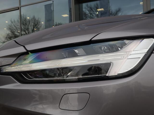 Volvo V60 2.0 T8 Plug-in hybrid AWD Ultra Dark | 20" Turbine Velgen | Exterieur Styling Kit | HEICO uitlaattips | Polestar Optimisation | 360-Camera | Schuif/kanteldak |