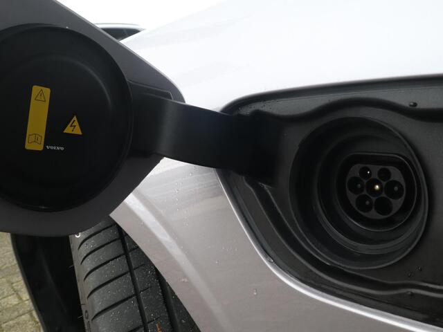 Volvo V60 2.0 T8 Plug-in hybrid AWD Ultra Dark | 20" Turbine Velgen | Exterieur Styling Kit | HEICO uitlaattips | Polestar Optimisation | 360-Camera | Schuif/kanteldak |