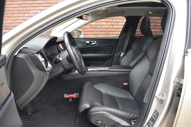 Volvo V60 B3 177PK Plus Bright | Schuif-kanteldak | Trekhaak | Harman/Kardon |