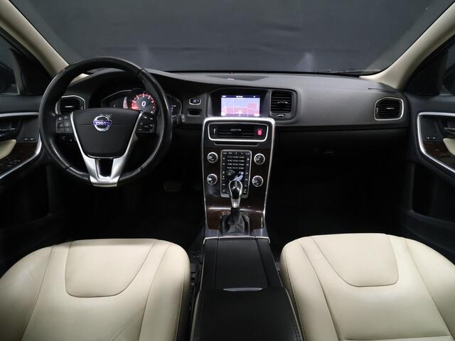 Volvo V60 2.0 T4 Polar+ [SCHUIFKANTELDAK, TREKHAAK, CRUISE CONTROL, BLUETOOTH TELEFOON, HARMAN/KARDON, ACHTERUITRIJCAMERA, PDC V+A, STUURVERWARMING, NIEUWSTAAT]