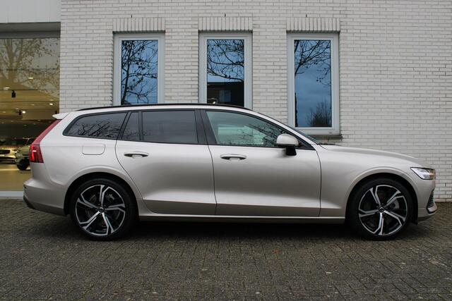 Volvo V60 2.0 T6 Plug-in hybrid AWD Essential | Bright dusk metallic | Lederen bekleding | Extra getint glas | Donkere hemelbekleding | Park assist voor- en achter | 19'' 5-triple spaaks velgen | Buitenspiegels dimmend | Verwarmbaar stuurwiel | Verwambare voorstoel