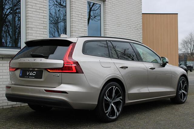 Volvo V60 2.0 T6 Plug-in hybrid AWD Essential | Bright dusk metallic | Lederen bekleding | Extra getint glas | Donkere hemelbekleding | Park assist voor- en achter | 19'' 5-triple spaaks velgen | Buitenspiegels dimmend | Verwarmbaar stuurwiel | Verwambare voorstoel