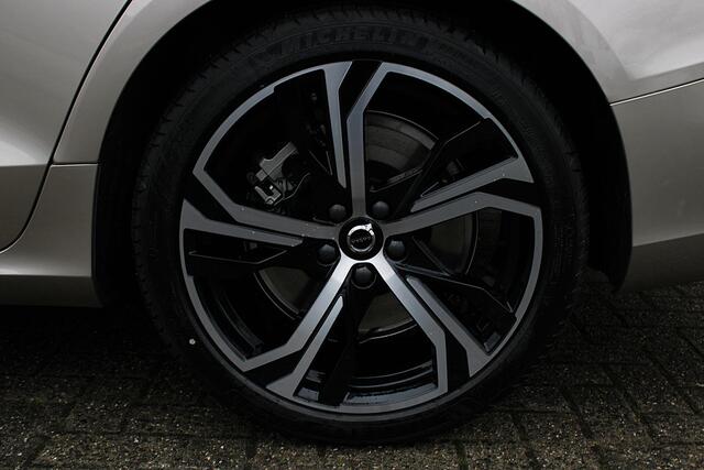 Volvo V60 2.0 T6 Plug-in hybrid AWD Essential | Bright dusk metallic | Lederen bekleding | Extra getint glas | Donkere hemelbekleding | Park assist voor- en achter | 19'' 5-triple spaaks velgen | Buitenspiegels dimmend | Verwarmbaar stuurwiel | Verwambare voorstoel