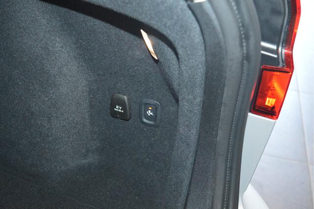 Volvo V60 2.0 T6 Plug-in hybrid AWD Plus Dark leer trekhaak !!