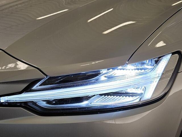 Volvo V60 2.0 B3 Momentum Advantage | 19"LM velgen | Exterior Styling Diffuser | Apple carplay/android auto | Extra getint glas | metallic lak | parkeersensoren |