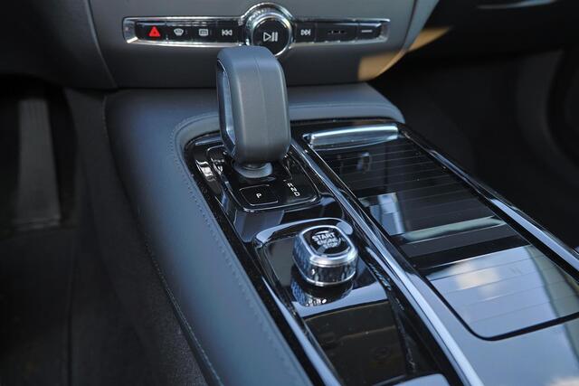 Volvo V60 T6 Recharge AWD Core Bright - IntelliSafe Assist & Surround - 360º Camera - Harman/Kardon audio - Adaptieve LED koplampen - Verwarmde voorstoelen, stuur & achterbank - Parkeersensoren voor & achter - Extra getint glas - 18' LMV