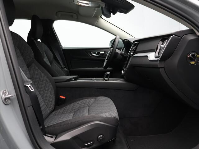 Volvo V60 2.0 B4 Essential Edition / Stoel-, stuurwiel- & achterbankverwarming / Achteruitrijcamera / Pilot Assist / BLIS