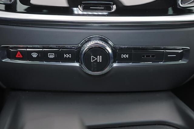 Volvo V60 B4 Essential Edition - IntelliSafe Assist - Parkeercamera achter - Parkeersensoren voor & achter - Draadloze tel. lader - 19' LMV