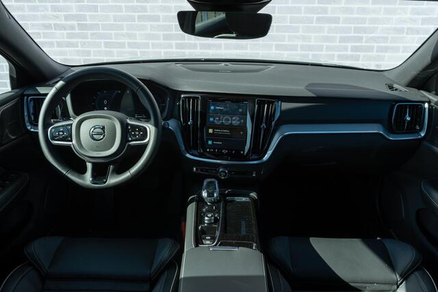 Volvo V60 2.0 T6 Plug-in hybrid AWD Plus Dark | Sportstoelen | Elektrisch inklapbare Trekhaak | Harman Kardon Audio | 360 Camera | Electrisch Verstelbare Stoelen |