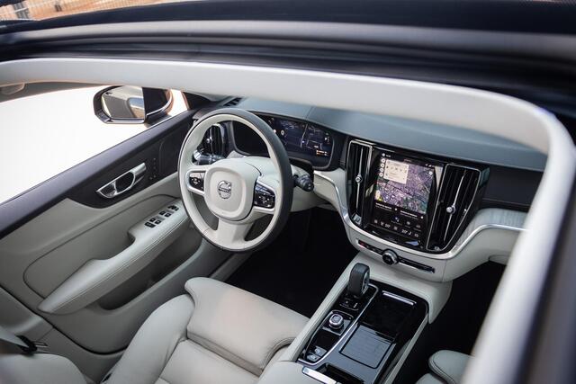 Volvo V60 2.0 T6 Plug-in hybrid AWD Ultra Bright | Adaptieve Cruise Control | Dodehoek Detectie | 360 Camera | Adaptieve Koplampen | Head-Up Display | Leder Blond | Elektr. Stoelen | Stoel+Stuurverwarming