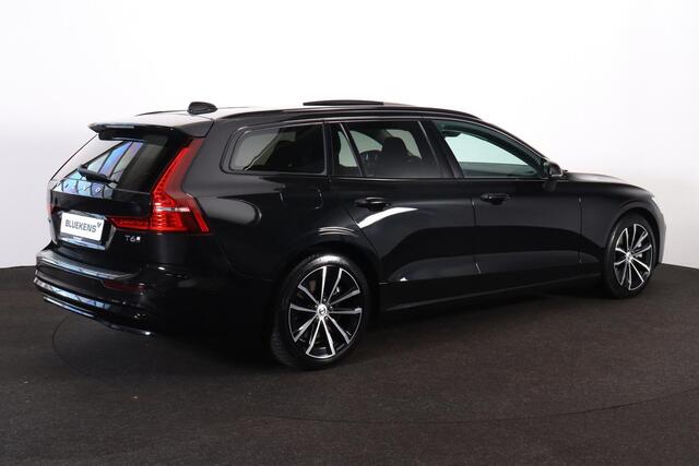Volvo V60 T6 Recharge AWD Ultra Dark - Panorama/schuifdak - IntelliSafe Assist & Surround - Harman/Kardon audio - Adaptieve LED koplampen - Parkeercamera achter - Verwarmde voorstoelen, stuur & achterbank - Parkeersensoren voor & achter - Elektr. bedienb. voorstoel