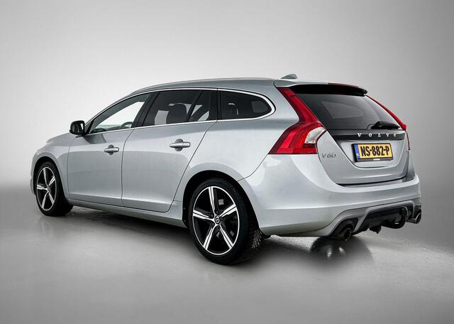 Volvo V60 2.0 T3 Nordic+ 152PK | Trekhaak | Navigatie | Climate Control | Cruise Control | Parkeersensoren Achter | bi-xenon koplampen | Verwarmbare Voorstoelen | Isofix | Privacy Glass |