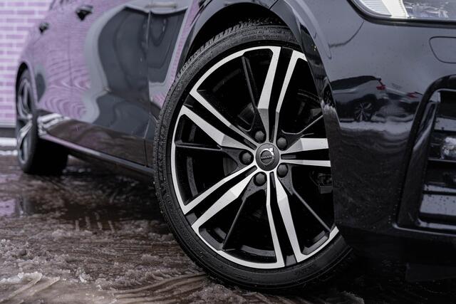 Volvo V60 B4 Geartronic R-Design | Navigatie | Schuif-/Kanteldak | Getint Glas | Head-Up Display | 360 Camera | Adaptieve Cruise Control | Stoelverwarming Voor + Achter | Dodehoekdetectie | Parkeerverwarming | Lederen Bekleding | Park Assist | Harman Kardon Audio |