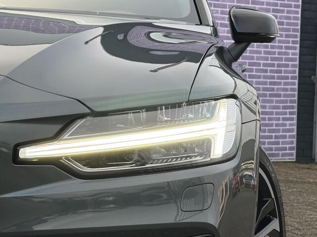 Volvo V60 2.0 T8 Plug-in hybrid AWD Ultra Dark | Uitlaat met kleppen systeem | Bowers & Wilkins | Zwarte hemel | Massage | Stoel ventilatie + Verwarming | Panorama Schuifdak | HUD | Adaptieve Cruise | BLIS | 360° Camera |Polestar optimized