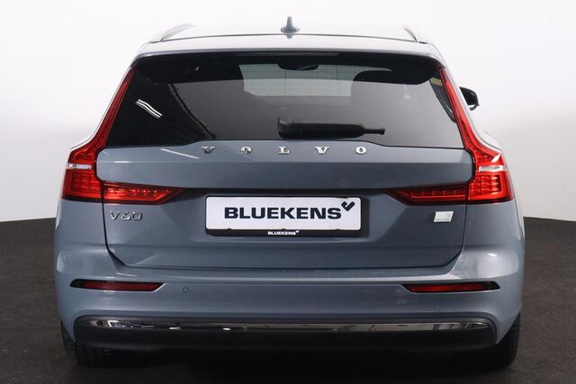 Volvo V60 T6 Recharge AWD Core - Adaptive Cruise Control - Parkeercamera achter - Verwarmde voorstoelen, stuur & achterbank - Parkeersensoren voor & achter - High Performance audio - Extra getint glas - 18' LMV