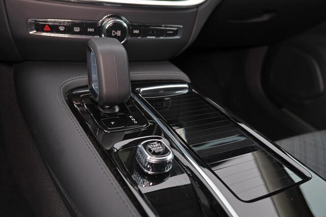 Volvo V60 T6 Recharge AWD Core - Adaptive Cruise Control - Parkeercamera achter - Verwarmde voorstoelen, stuur & achterbank - Parkeersensoren voor & achter - High Performance audio - Extra getint glas - 18' LMV