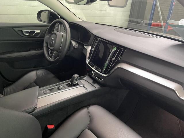 Volvo V60 2.0 B3 Essential Edition | Sport Pack | 19" Black Edition Velgen | Leder | Adaptieve Cruise Control | Stoelverwarming | Park Assist |